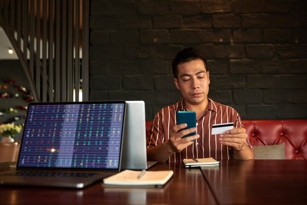 The Pros and Cons of Digital Banking for Expats